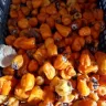 Chiles habaneros anaranjados amontonados en una caja en un puesto de mercado