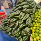 Chiles poblanos verde oscuro amontonados en un puesto del mercado de Metepec, Estado de México