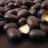Granos de frijol negro secos y brillantes vistos de cerca, como se venden a granel