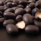 Granos de frijol negro secos y brillantes vistos de cerca, como se venden a granel