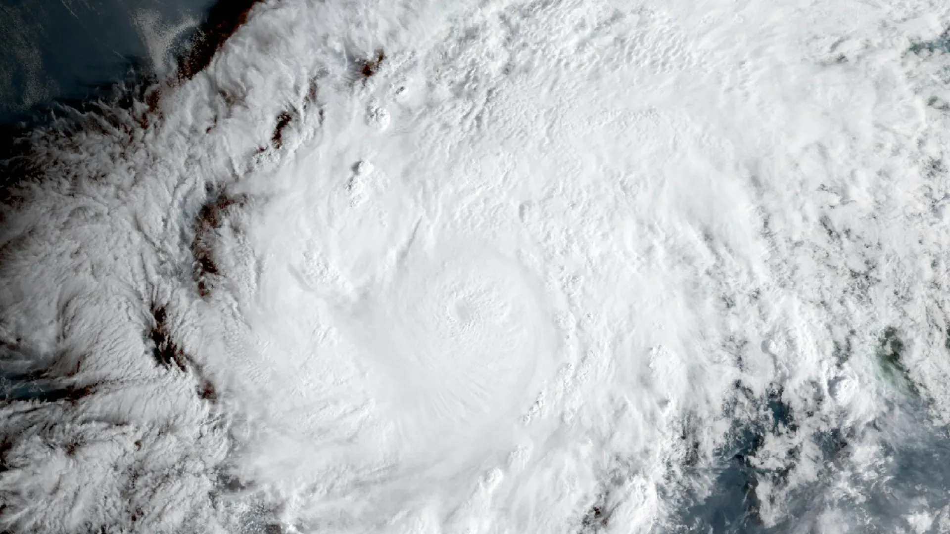 El huracán Simon visto por satélite frente a la costa del Pacífico de México en el amanecer del 10 de octubre de 2026
