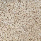 Granos de maíz blanco a granel, vistos de cerca, en un puesto de mercado