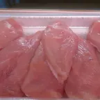 Pechugas de pollo crudas, sin hueso ni piel, acomodadas en una charola