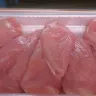 Pechugas de pollo crudas, sin hueso ni piel, acomodadas en una charola